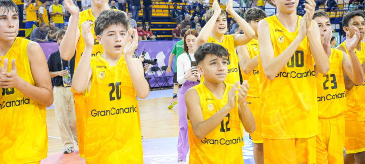 Jugadores infantiles del CB Gran Canaria celebran tras un partido, aplaudiendo con alegría.