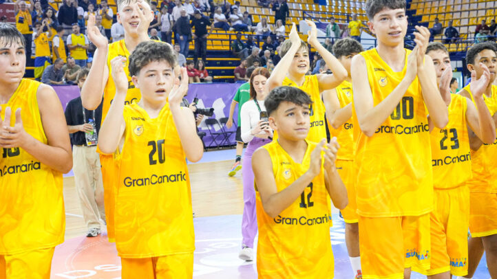 Jugadores infantiles del CB Gran Canaria celebran tras un partido, aplaudiendo con alegría.