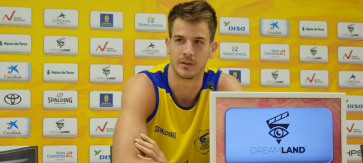 Nico Brussino en una rueda de prensa, con logo del club de fondo.