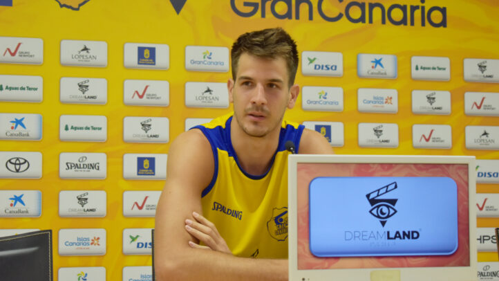 Nico Brussino en una rueda de prensa, con logo del club de fondo.