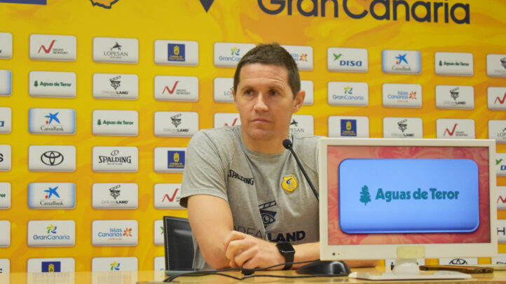 debemos jugar los cuarenta""","Jaka Lakovic en rueda de prensa, con fondo de patrocinadores del club.