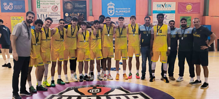 Junior masculino del CB Gran Canaria posando con medallas tras el Campeonato de España.