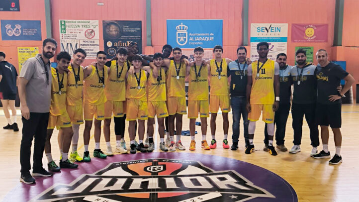 Junior masculino del CB Gran Canaria posando con medallas tras el Campeonato de España.