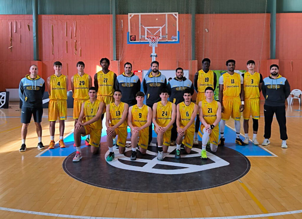 Equipo junior masculino del Club Baloncesto Gran Canaria posando en la cancha.