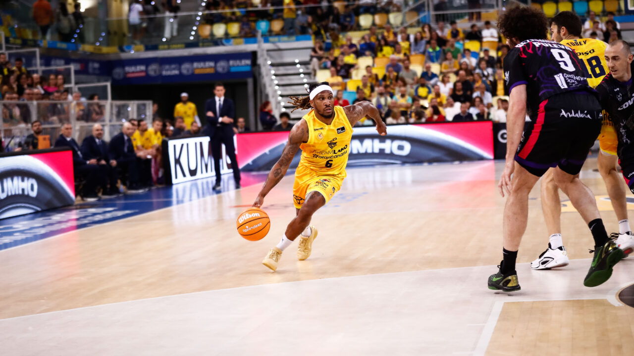 Jugador del Dreamland Gran Canaria dribla el balón durante un partido en la cancha.