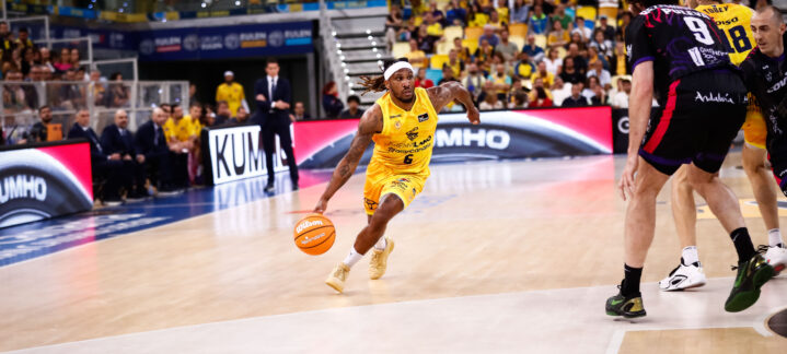 Jugador del Dreamland Gran Canaria dribla el balón durante un partido en la cancha.