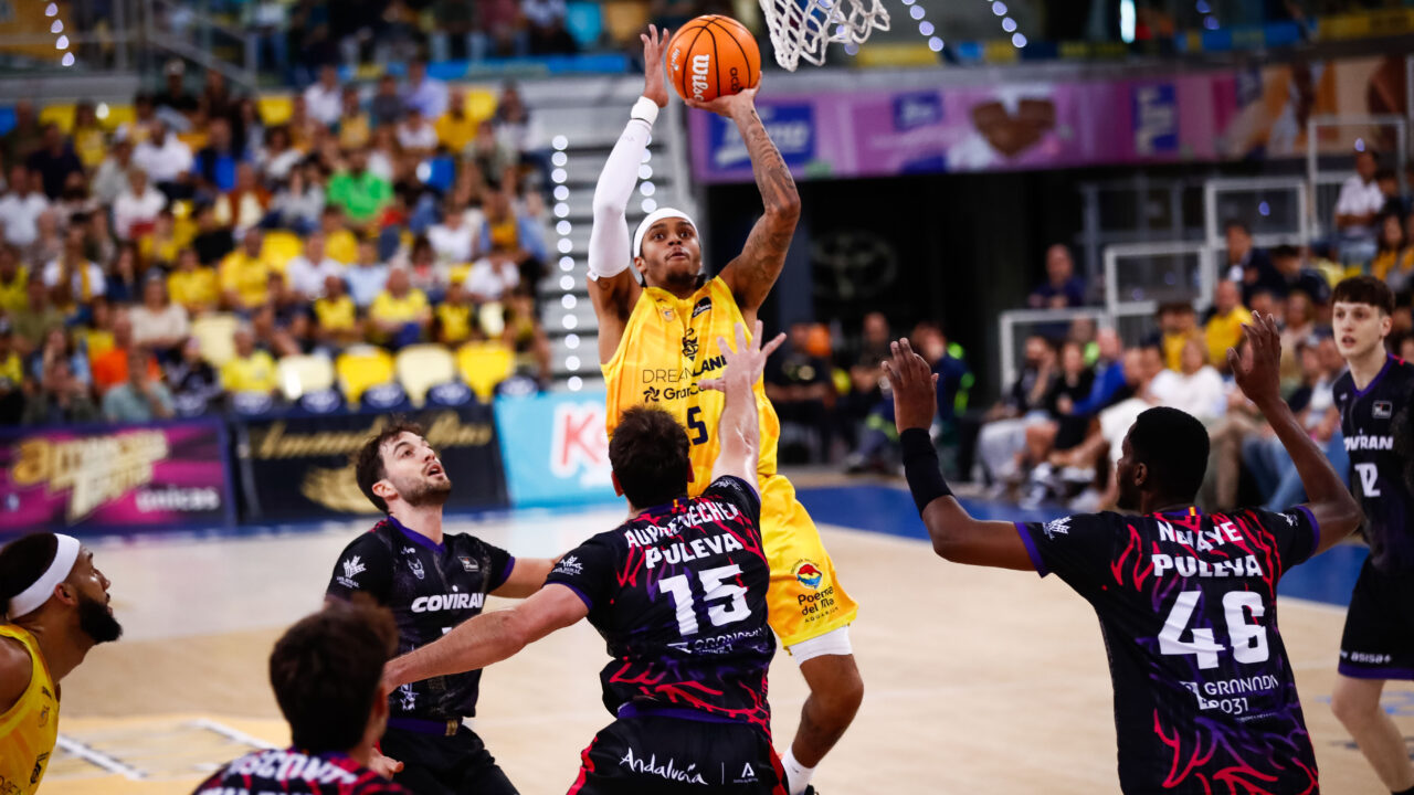 Jugador del Dreamland Gran Canaria lanza a canasta ante varios defensores rivales.