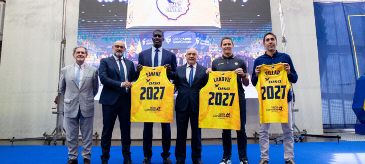 Presentación de camisetas del Club Baloncesto Gran Canaria con jugadores y directiva.