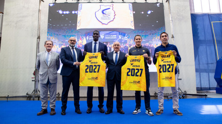 Presentación de camisetas del Club Baloncesto Gran Canaria con jugadores y directiva.