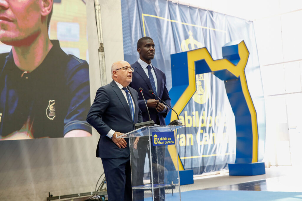 Rueda de prensa en el Club Baloncesto Gran Canaria con dos ponentes en el escenario.