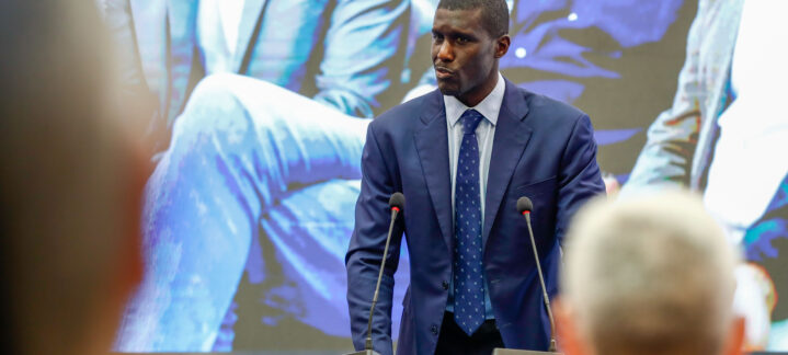 Sitapha Savané hablando ante un podio en un evento del Cabildo de Gran Canaria.