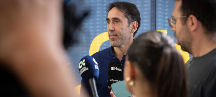 Willy Villar siendo entrevistado en una rueda de prensa del Club Baloncesto Gran Canaria.