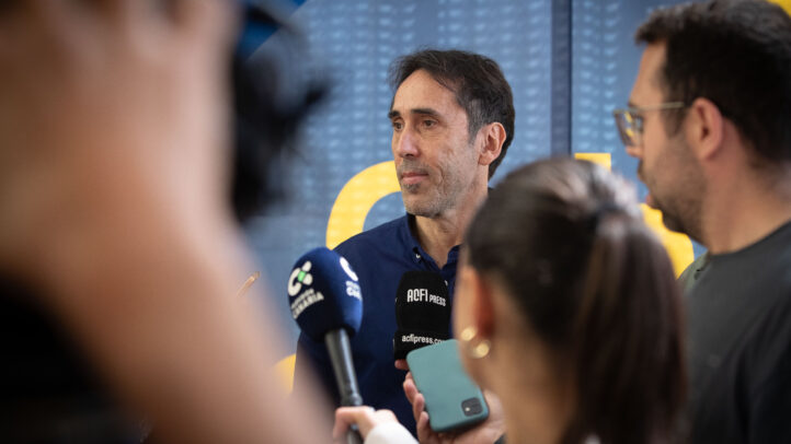 Willy Villar siendo entrevistado en una rueda de prensa del Club Baloncesto Gran Canaria.