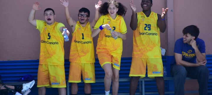 presente en una nueva jornada de Baloncesto Sin Límites",Jugadores del Club Baloncesto Gran Canaria celebran emocionados durante un evento.