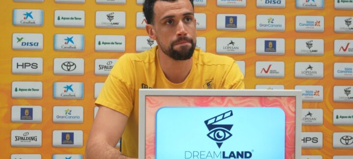Jugador en rueda de prensa, discutiendo la importancia de la defensa en Valencia.