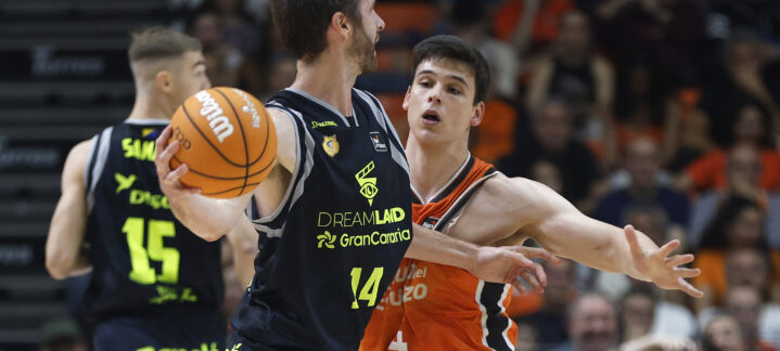 Jugadores de baloncesto en acción durante un partido entre Dreamland Gran Canaria y Valencia Basket.