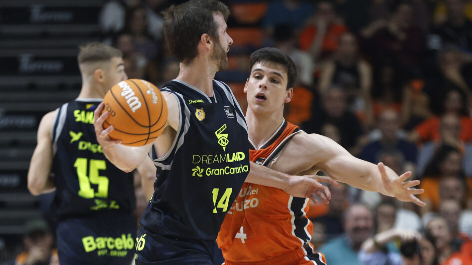 Jugadores de baloncesto en acción durante un partido entre Dreamland Gran Canaria y Valencia Basket.