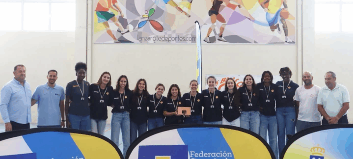 Jugadoras del Gran Canaria ULPGC posan con trofeo tras alcanzar el tercer puesto en la competición.