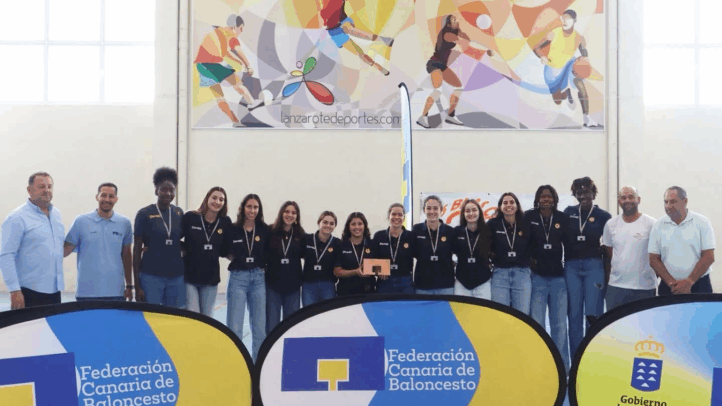 Jugadoras del Gran Canaria ULPGC posan con trofeo tras alcanzar el tercer puesto en la competición.