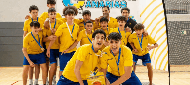 campeones de Canarias en categoría precadete",Chicos del equipo celebrando su victoria como campeones de Canarias en precadete.