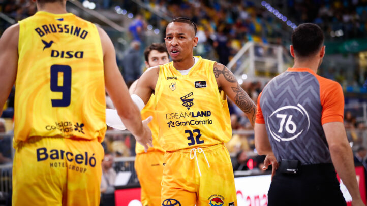 Jugadores del Dreamland Gran Canaria celebran una victoria en el Arena.