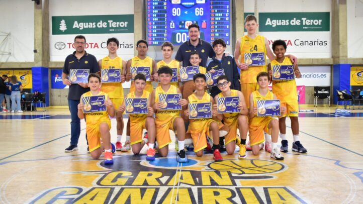 con gran ilusión al Campeonato de Canarias",Equipo preinfantil masculino del CB Gran Canaria con trofeos tras un campeonato.
