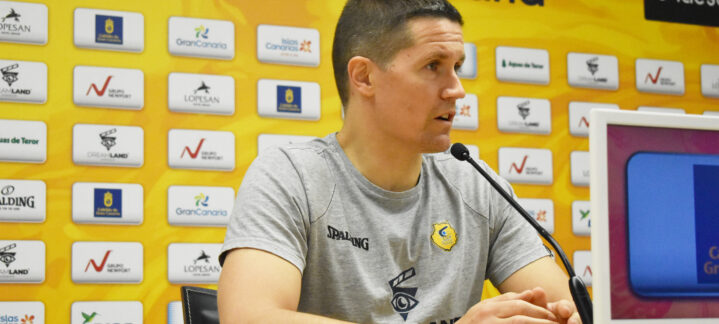 Jaka Lakovic durante una rueda de prensa, con fondo del Club Baloncesto Gran Canaria.