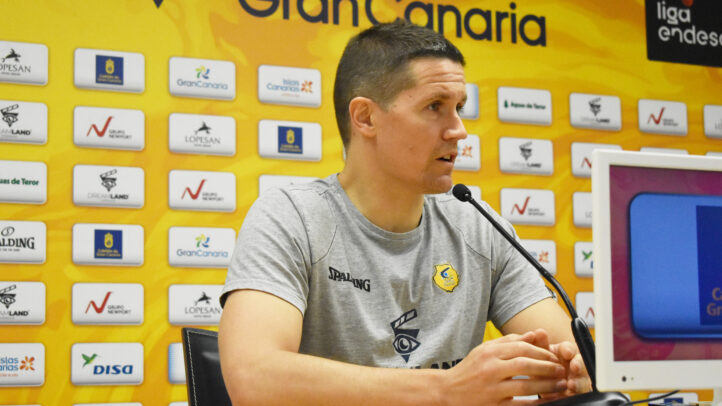 Jaka Lakovic durante una rueda de prensa, con fondo del Club Baloncesto Gran Canaria.