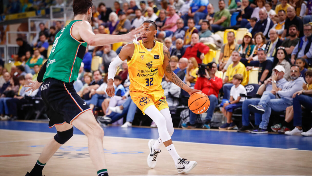 Jugador del Dreamland Gran Canaria driblando el balón durante un partido contra Joventut.