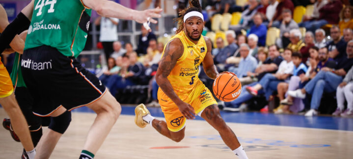 cita exigente en la pretemporada amarilla",Jugador del equipo amarillo avanza con el balón durante el torneo en Cagliari.