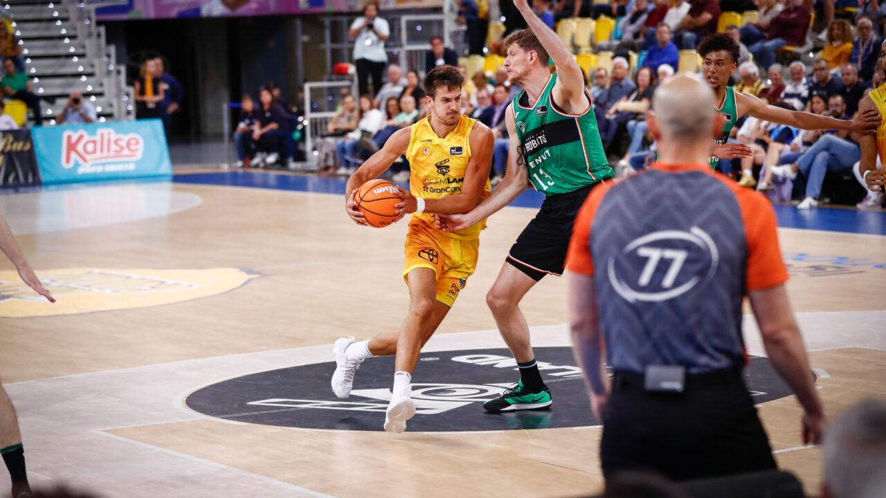 Jugadores del Dreamland Gran Canaria en acción durante un partido de baloncesto.