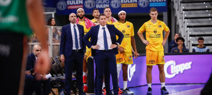 Entrenador y jugadores del Club Baloncesto Gran Canaria observan el partido desde la banda.