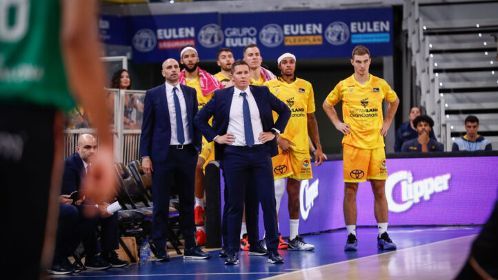 Entrenador y jugadores del Club Baloncesto Gran Canaria observan el partido desde la banda.