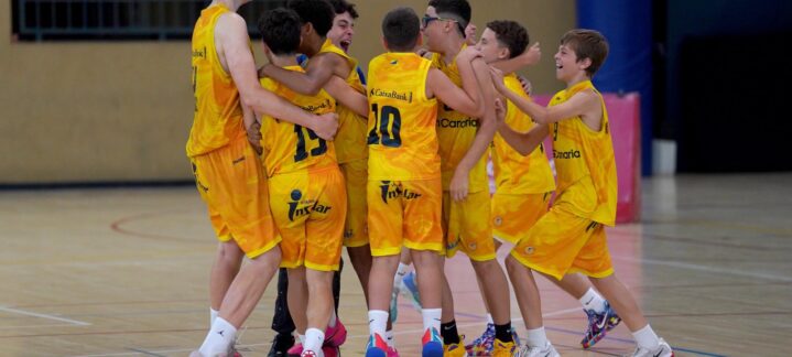 Jugadores del preinfantil masculino celebran su victoria en el campeonato de Canarias.