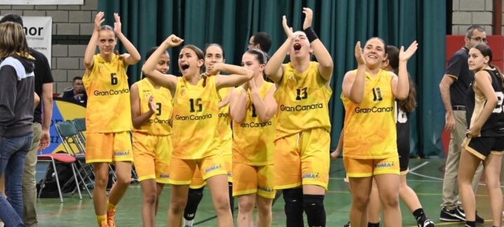 Jugadoras del preinfantil femenino celebrando el quinto puesto en el campeonato.