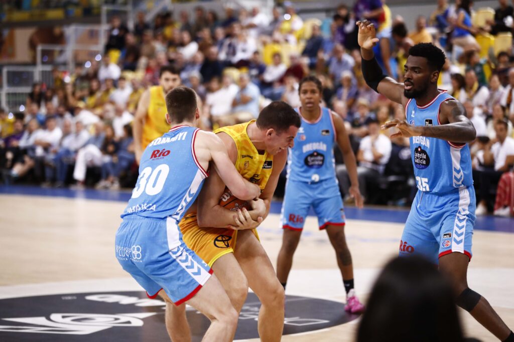 Jugadores de baloncesto compiten por el balón en un partido del Dreamland Gran Canaria.