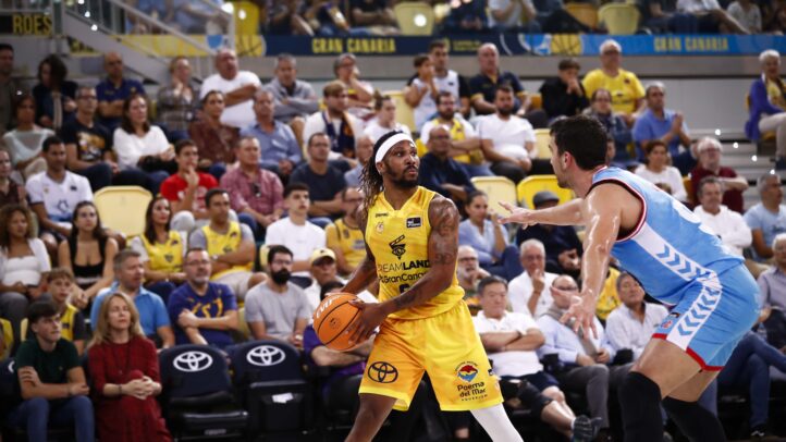en diez claves",Partido entre Río Breogán y Dreamland Gran Canaria con jugadores en acción y público animado.