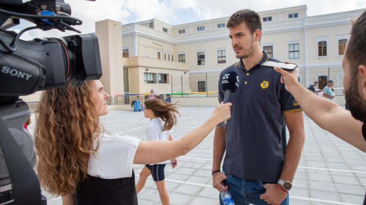 a dos partidos del final de la liga regular: ""Depende de nosotros estar en Playoff""",Jugador del CB Gran Canaria siendo entrevistado por una reportera con cámara.