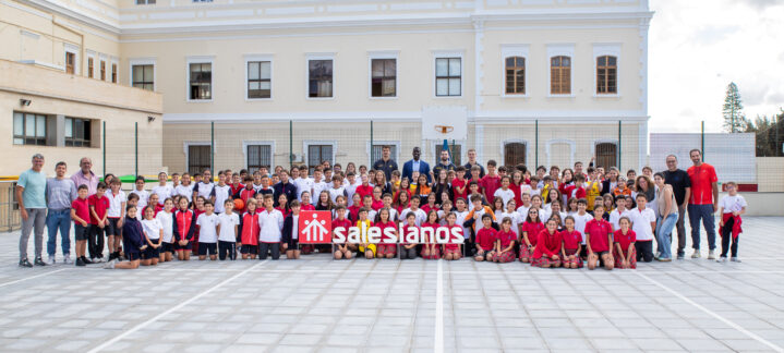 Samar y Kljajic visitan el Salesianos Las Palmas",Grupo grande de niños y adultos en el patio de Salesianos Las Palmas con ambiente festivo.