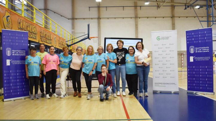 Grupo de personas junto a pancartas del Proyecto Carmen y el Ayuntamiento de Las Palmas.