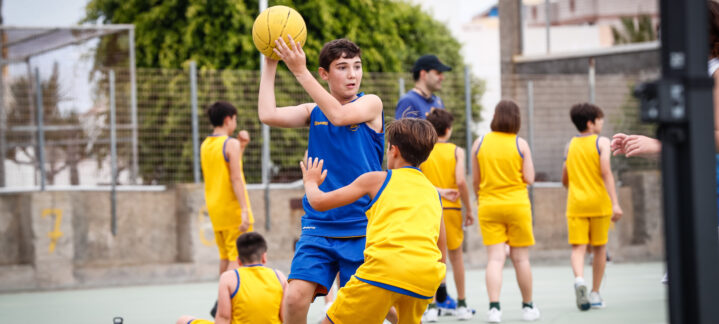 Jugadores de baloncesto en una cancha, durante un entrenamiento con entrenamiento juvenil.