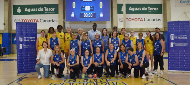 Equipo del Proyecto Carmen y Gran Canaria ULPGC posando juntos en la cancha.