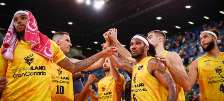 Jugadores del Dreamland Gran Canaria celebrando en un partido de playoff.