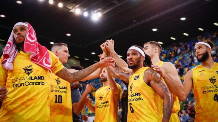 Jugadores del Dreamland Gran Canaria celebrando en un partido de playoff.
