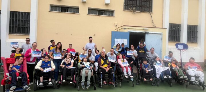 Grupo de participantes sonrientes en una jornada deportiva, con diplomas en mano.