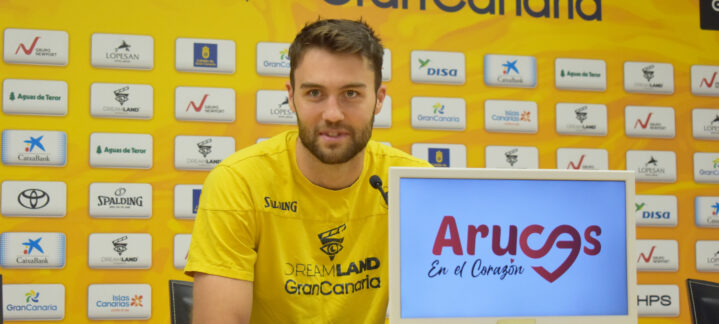 Mike Tobey en rueda de prensa con símbolos del Club Baloncesto Gran Canaria.