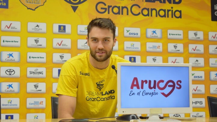 Mike Tobey en rueda de prensa con símbolos del Club Baloncesto Gran Canaria.