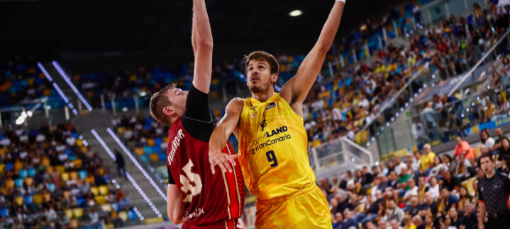 Jugador del Dreamland Gran Canaria lanza a canasta en un partido de baloncesto.
