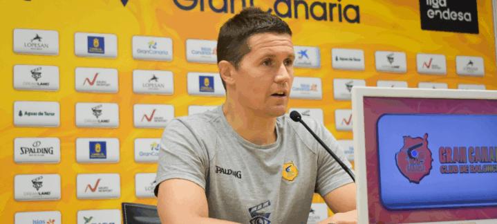 Jaka Lakovic habla en una rueda de prensa sobre los playoffs del equipo.