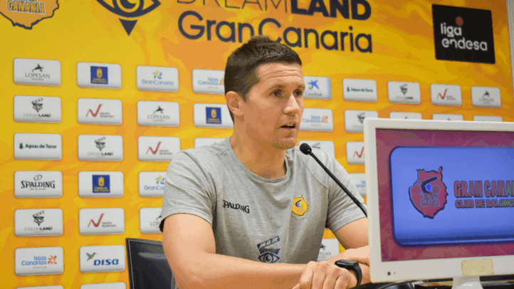 Jaka Lakovic habla en una rueda de prensa sobre los playoffs del equipo.